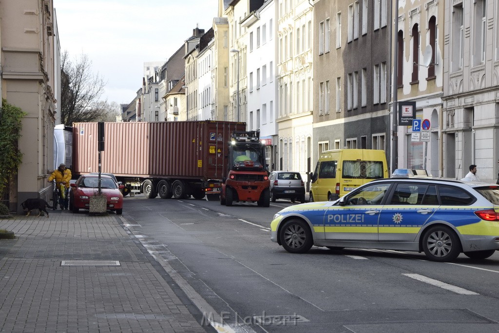 LKW gegen Bruecke wegen Rettungsgasse Koeln Muelheim P72.JPG - Miklos Laubert